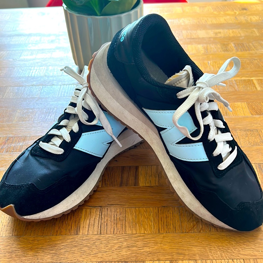 Women’s New Balance size 8.5 super comfy! Great walking shoes!